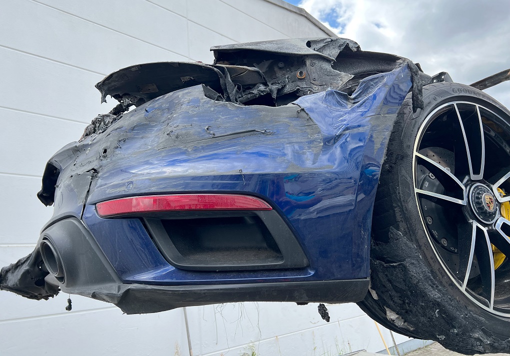 Ausgebrannt Porsche 992 Turbo S Cabrio Blaumetallic