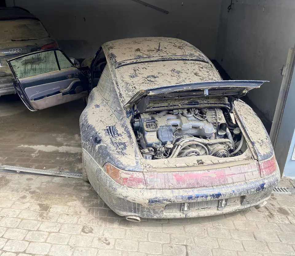 Porsche Carrera als Flut-Opfer