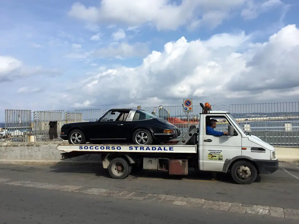 Garagenfund 911er Targa 2.2 aus 1971 gefunden und gekauft in Gallipoli Apulien Restaurationsobjekt · Jörg Wagner · Fred Bauhaus Duisburg · Garagenfund in Südita