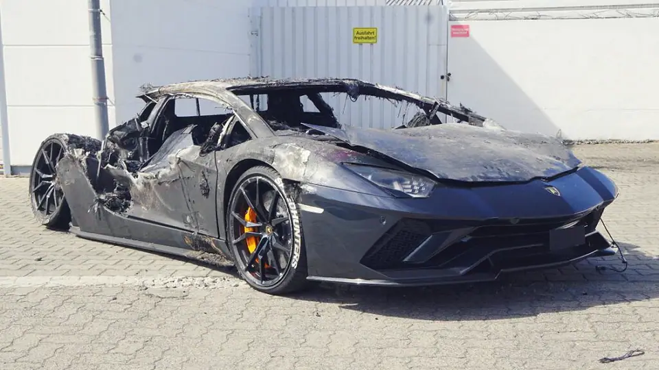 Lamborghini Aventador 740 S Brandschaden