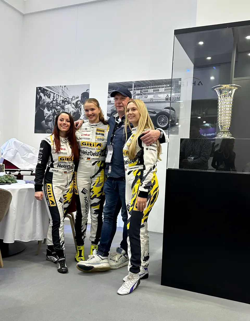 ESM 2025 Autogrammstunde Motorshow Essen 2025 mit Carrie Schreiner DTM Pilotin