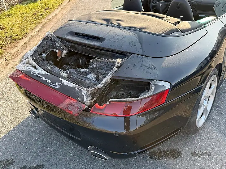 996 Carrera Porsche Cabrio Garagenbrand-Brandschaden