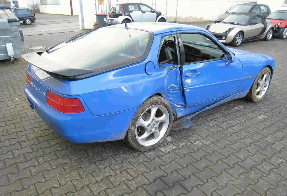 Porsche 968 blau Maritim Unfallwagen