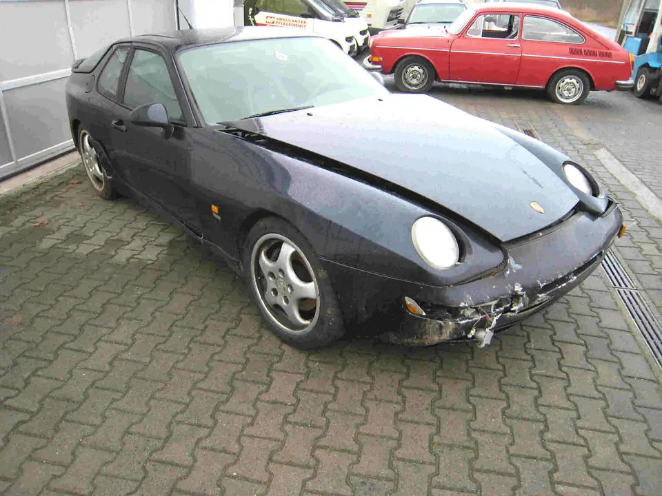 968 Porsche Coupe in Nachtblau mit Frontschaden