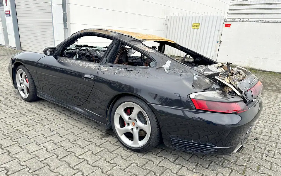 Allrad Porsche 996 Carrera 4S Brandschaden