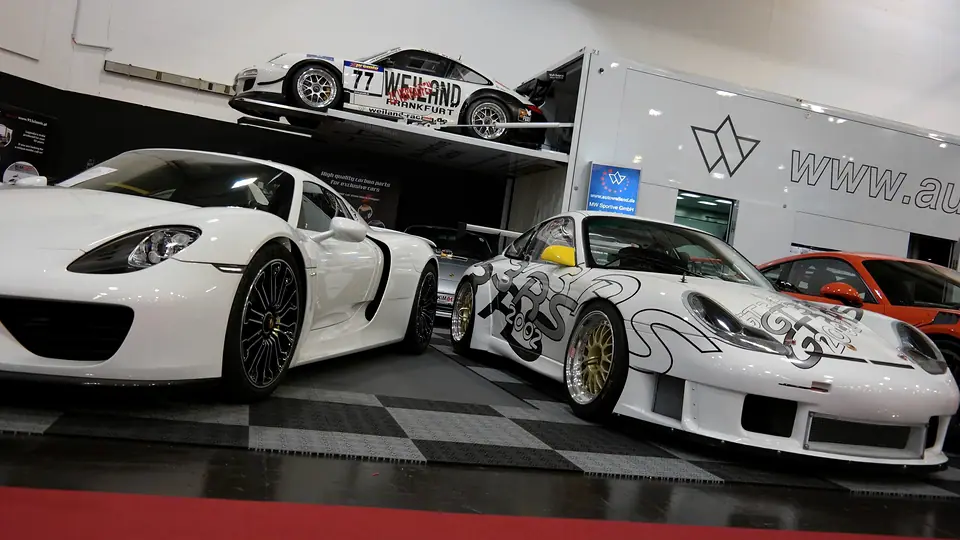Essen Motor Show 2015: neben einem Porsche 918 Spyder, oben der Weiland-Racing-Cup-Porsche