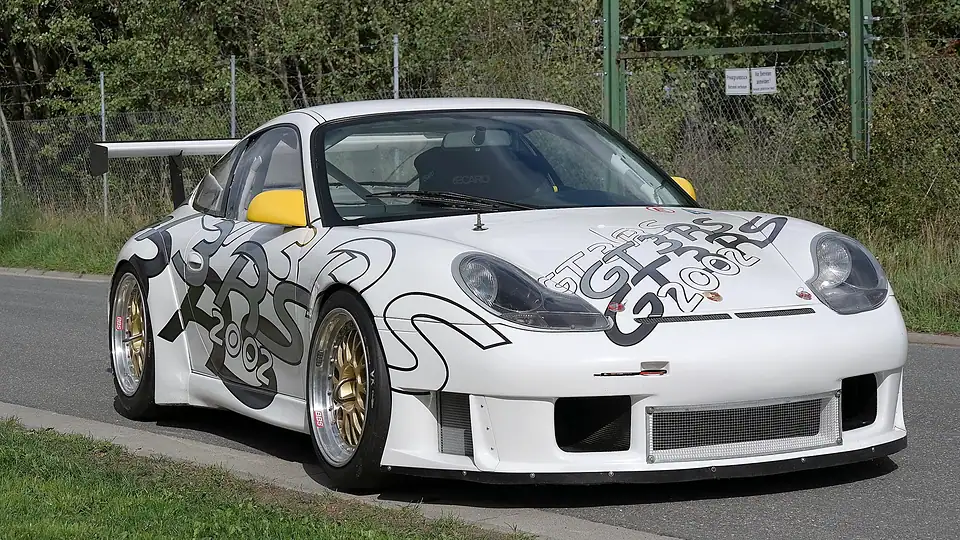 Front rechts: Promotion-Design mit „GT3 RS 2002“-Schriftzug, goldene BBS-Räder