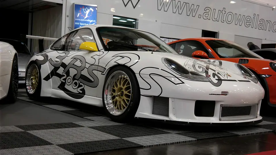 Messestand von Auto Weiland: 996 GT3 RS neben einem 991 GT3 RS