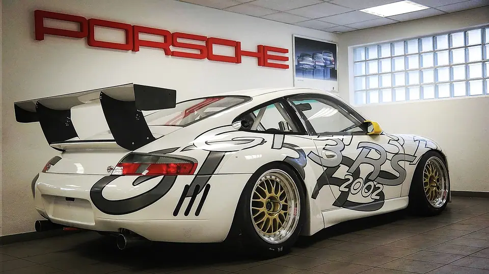 Porsche 996 GT3 RS Cup von 2002 im Porsche-Promotion-Design mit großem Heckflügel – angekauft von Crash Sportwagen