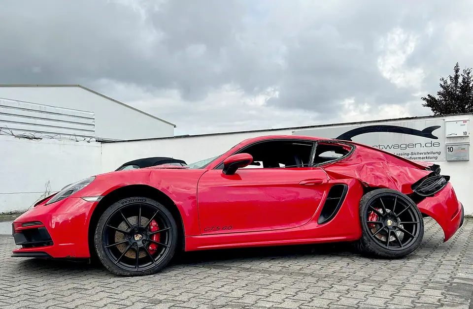 Totalschaden Porsche Cayman 718 GTS 4.0 Indischrot 2021