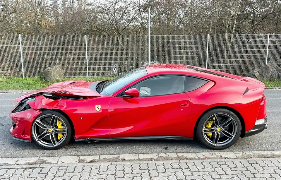 Unfall Ferrari F 12 Superfast